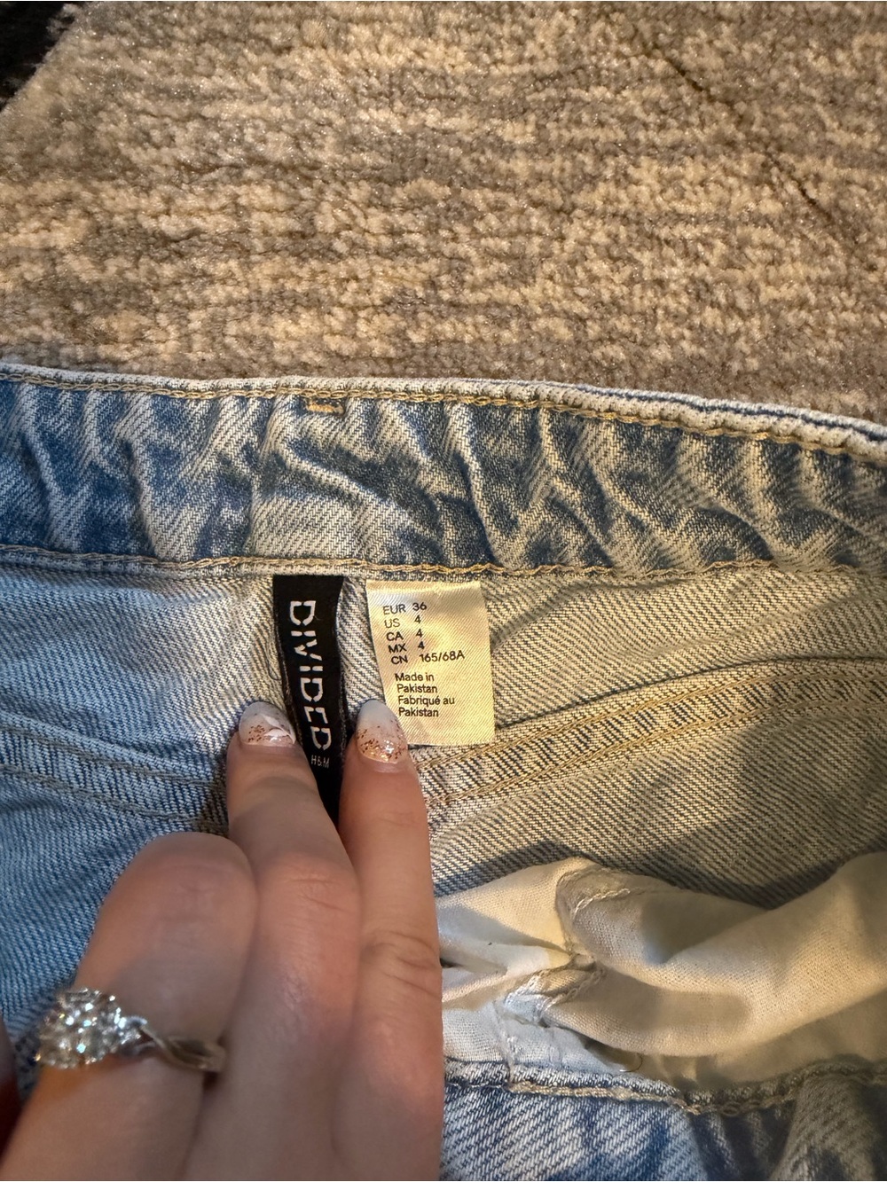 H&M LIGHT WASH BARELL JEANS - Picture 3 of 4